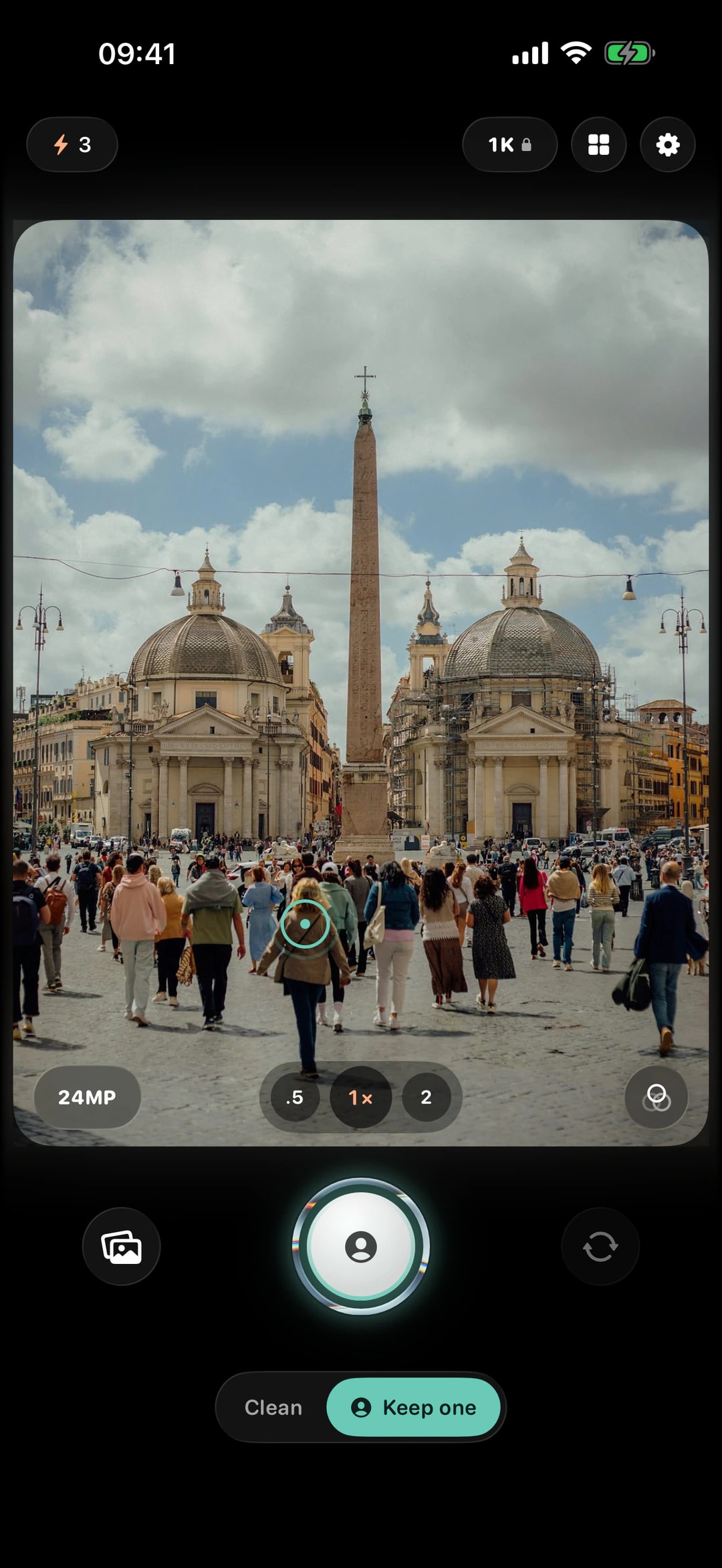 The camera in Keep one mode on Piazza del Popolo in Rome, with a ring marking the one person to keep