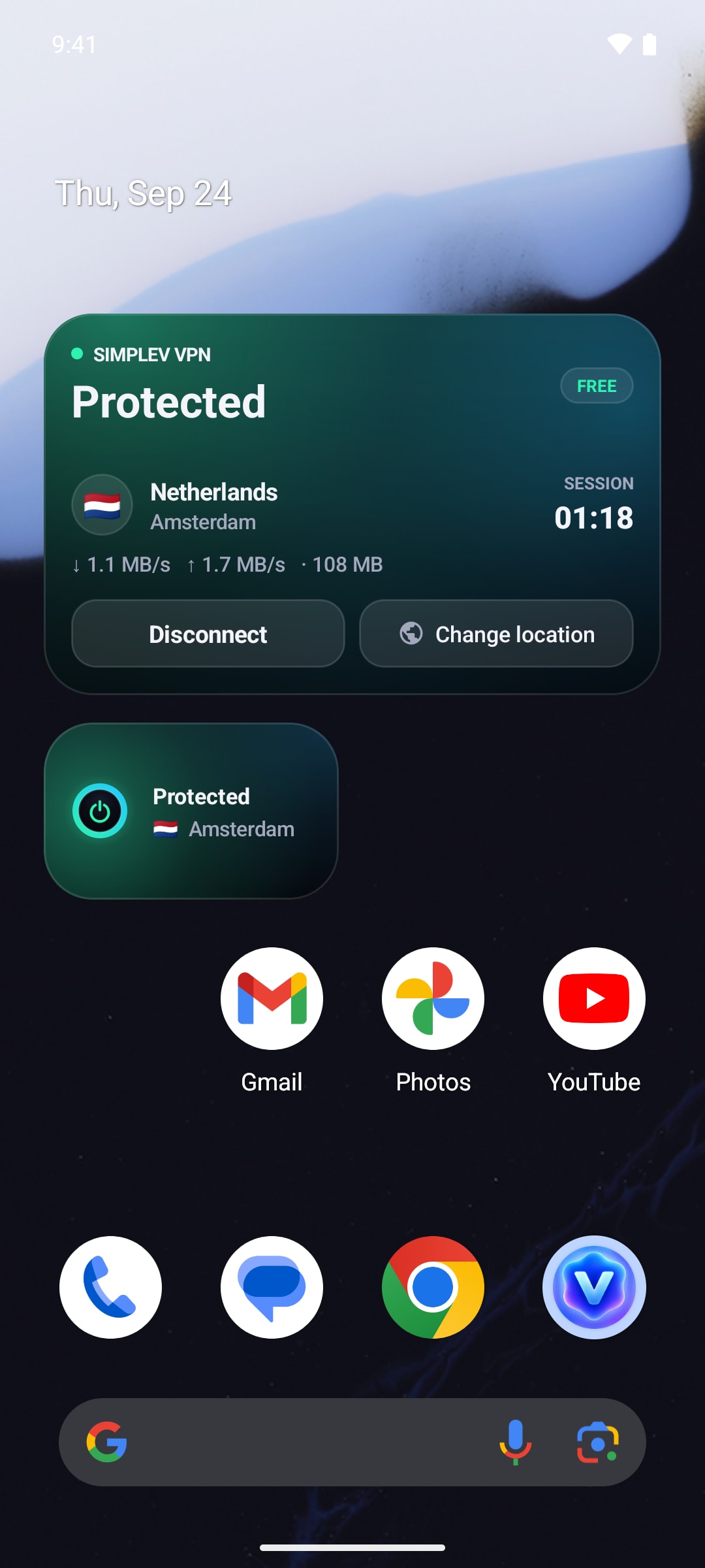Android home screen with two SimpleV widgets — a large one with the location, session time, speed and Disconnect and Change location buttons, and a small Protected tile